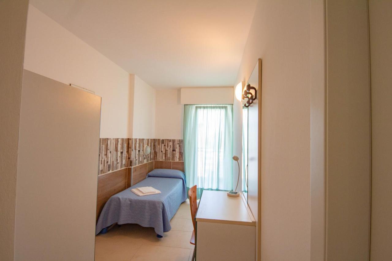 Hotel Ambra Lignano Sabbiadoro Exterior foto