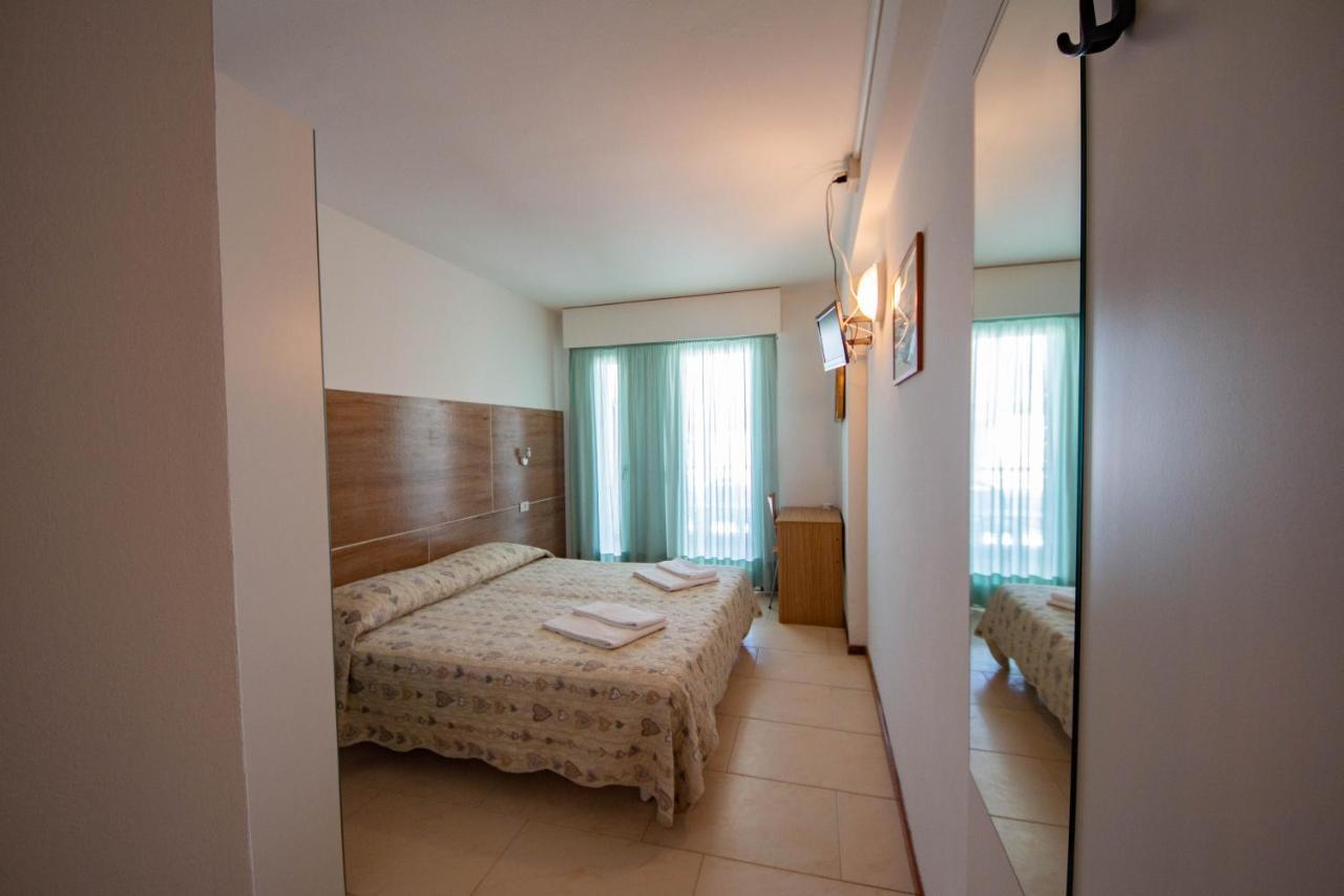 Hotel Ambra Lignano Sabbiadoro Exterior foto
