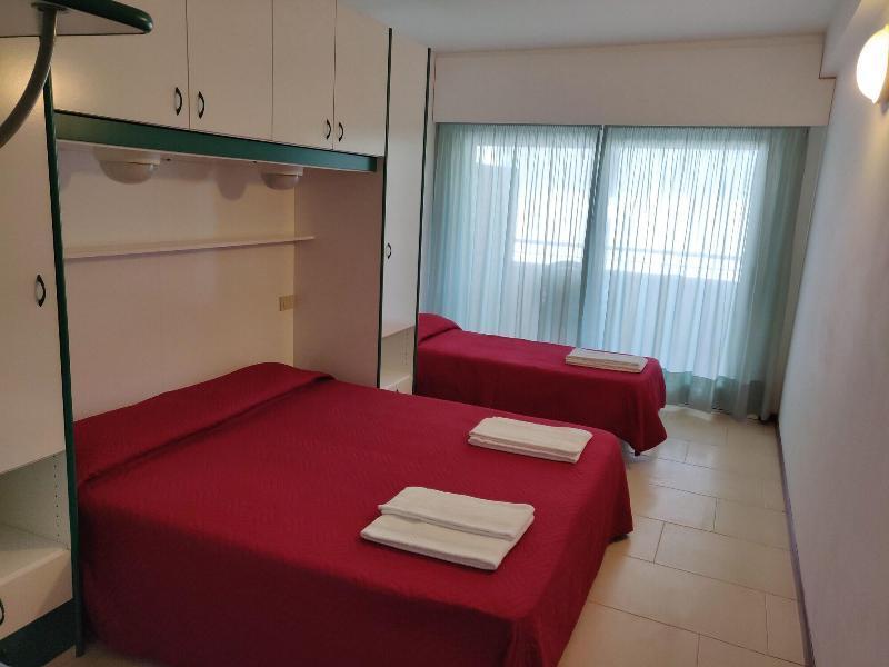 Hotel Ambra Lignano Sabbiadoro Exterior foto