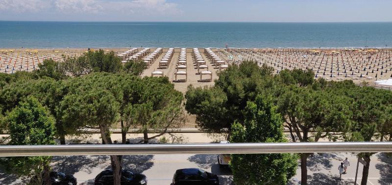 Hotel Ambra Lignano Sabbiadoro Exterior foto