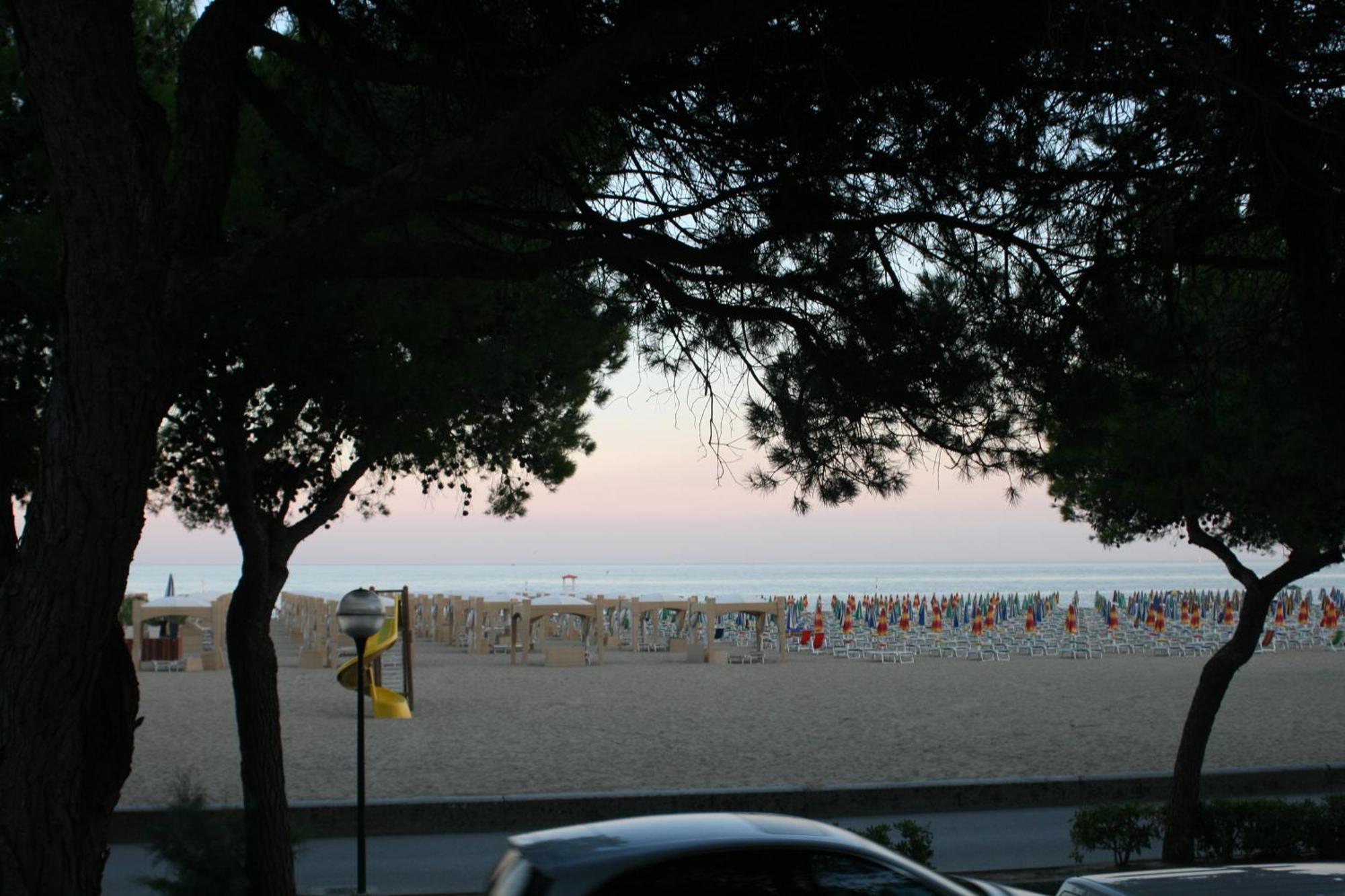 Hotel Ambra Lignano Sabbiadoro Exterior foto