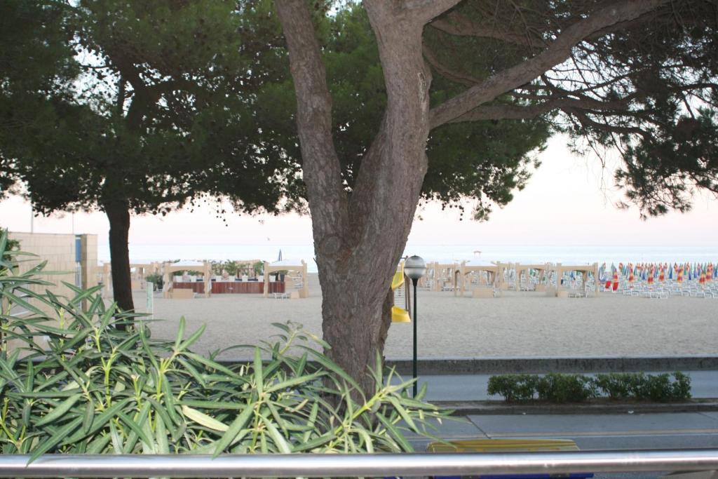 Hotel Ambra Lignano Sabbiadoro Exterior foto